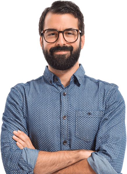 Um homem com barba e óculos está com os braços cruzados, exibindo uma atitude confiante e atenciosa